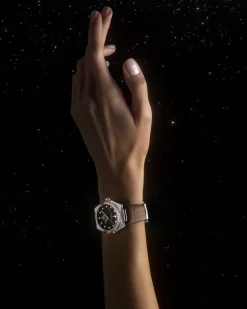 36 mm, acciaio‑oro Sedna™ su cinturino di pelle