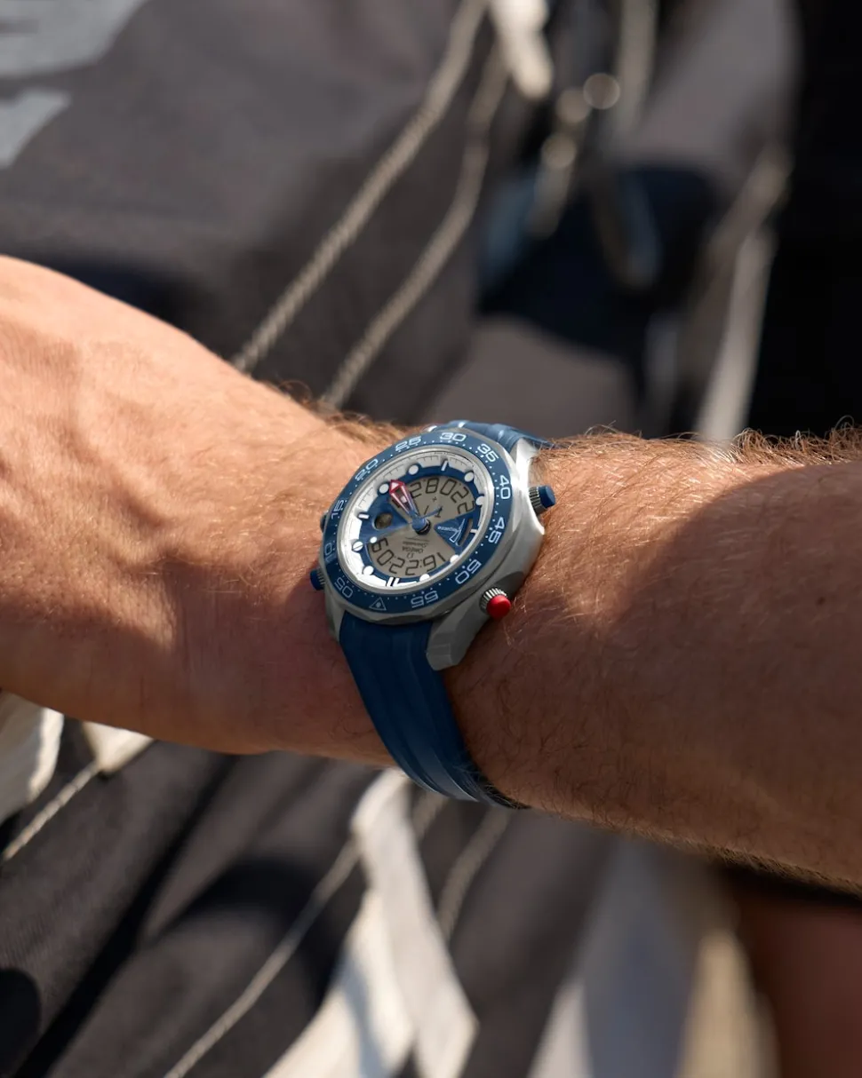 46,75 mm, titanio su cinturino in caucciù